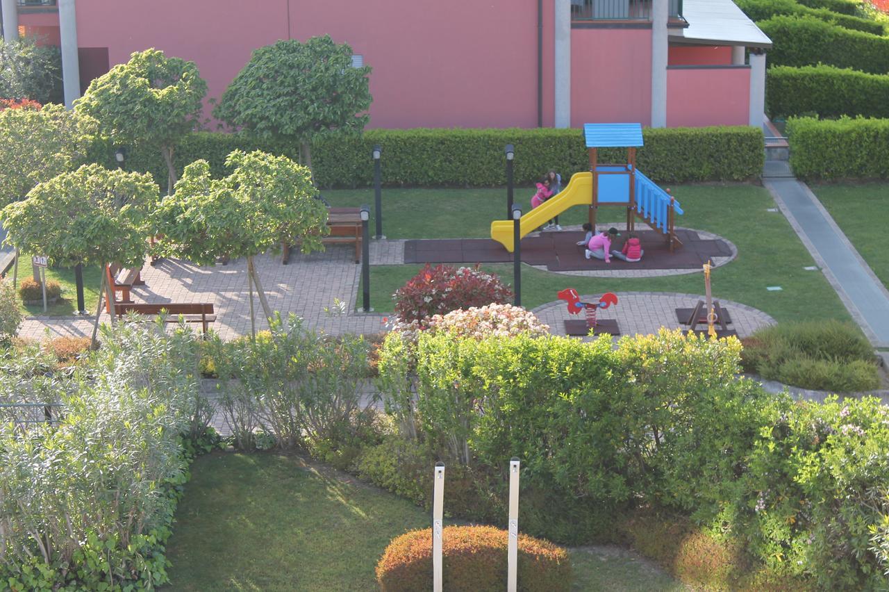 Desenzanoloft Official Partner Marriott Homes & Villas -Butterfly And 5 Pools Family Apartment Desenzano del Garda Eksteriør bilde
